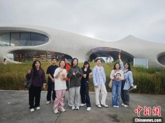 澳大利亚华裔青年“揽”琼岛：打卡艺文地标 逛