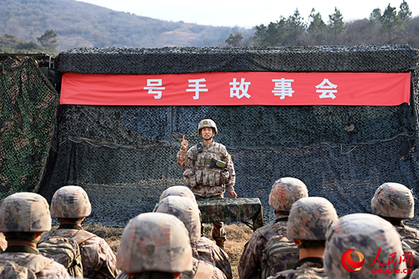 张平坤将课堂搬到训练场上，把教育做到发射架下。刘明松摄