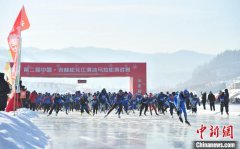 近三千选手在吉林白山挑战滑冰马拉松等冰雪赛