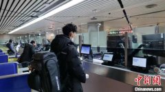 哈尔滨机场口岸迎来亚冬会首位持身份注册卡入