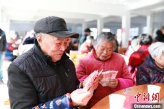 700多老人喜领红包 浙江德清一村向老人13年发放