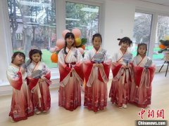 （新春走基层）侨胞与中文唱诗班在加拿大过非