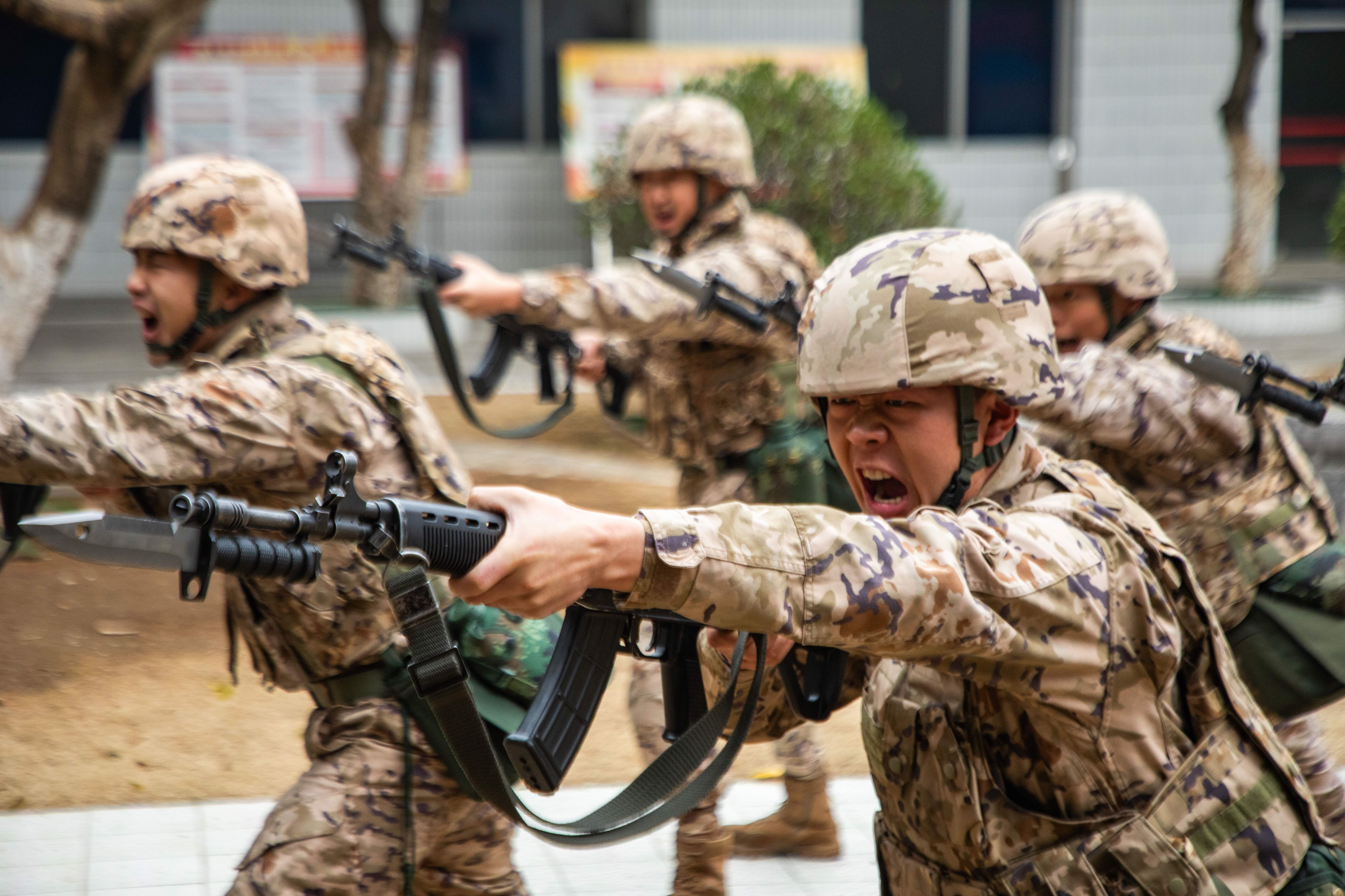 连日来，武警广西总队桂林支队组织体能强化训练。图为战士正在进行刺杀训练。施晨洲摄