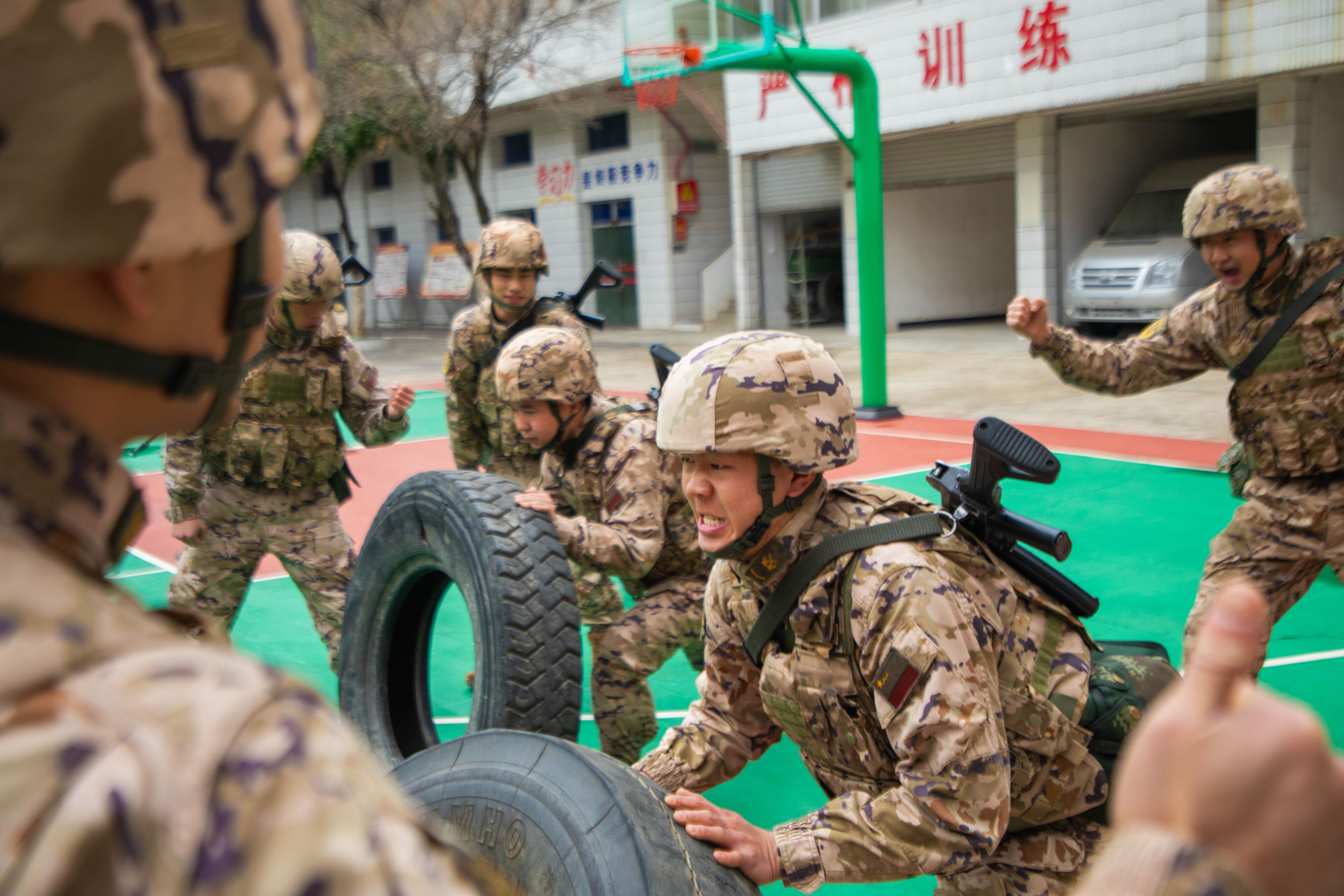 连日来，武警广西总队桂林支队组织体能强化训练。图为战士进行翻轮胎比赛。施晨洲摄