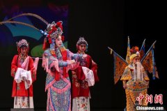 加拿大多伦多上演“金蛇戏舞梨园情”海外新年