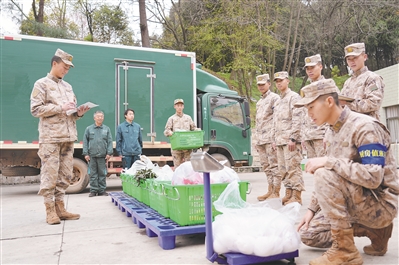  陆军某基地副食品集配中心验收发放驻训部队供应物资。滕召森摄