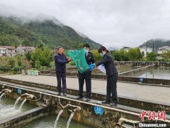 陕西秦岭活鱼首次出口柬埔寨