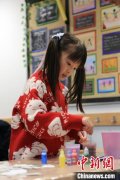 做漆扇写春联 英国华校特色活动迎新春