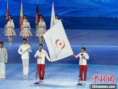 宁忠岩、蔡雪桐代表哈尔滨亚冬会运动员宣誓