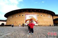 （新春走基层）福建永定土楼人家张灯结彩迎新