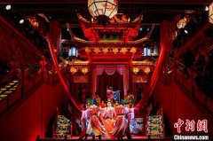 全国首个荆楚文化主题室内沉浸式演艺街区开街