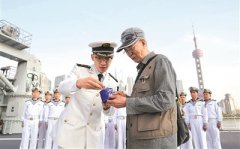 海军在多个城市港口同步举行舰艇开放活动