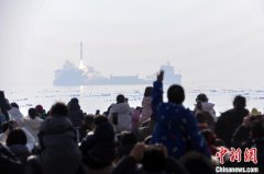 游客山东海阳见证海上火箭“新年首飞”