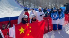 中国选手把国旗整齐叠好