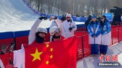 冯俊熙/王雪夺金后手执国旗比心合影