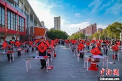 上海：百人挥毫写“福”迎新春
