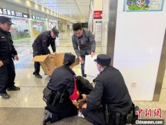 （新春走基层）女子韶关高铁站突发疾病 铁路民