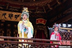（新春走基层）浙江宁波百年戏台迎新春 舞狮戏