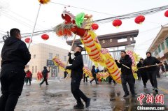 （新春走基层）新疆吉木萨尔县非遗年货集市受