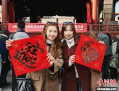 南昌万寿宫历史文化街区送春联 圈粉“Z世代”游