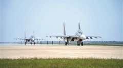 空军某部组织飞行训练