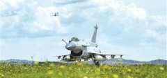 空军某部开展飞行训练