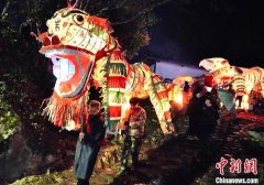 （新春走基层）福建龙岩：竹贯花灯巡游 古村落