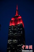 美国纽约多个地标建筑点亮“中国红”庆祝中国
