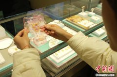 （新春见闻）“Z世代”消费新潮 黄金贴纸“有福