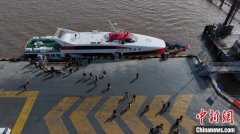 （新春走基层）春运首日 洋山深水港水上客运安