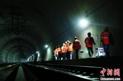 （新春走基层）南铁职工为隧道“清淤润肺” 凌