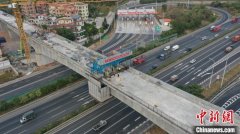 广湛高铁佛山段跨佛清从高速公路连续梁顺利合