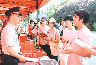6月中旬，河南省新乡市牧野区征兵办开展征兵宣传进校园活动。图为工作人员为大学生宣讲征兵政策。张伟涛摄