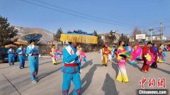（新春走基层）青海民众自编社火小调 唱响家乡