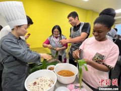 包粽子制香囊穿汉服 华裔大学生和外国留学生在