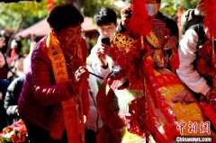 （新春见闻）为5万斤“米龟”点睛  两岸民众携