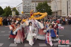 中国青年在柏林舞动汉服之美