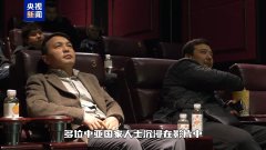 老外观影热情高涨！中亚友人入境霍尔果斯市看