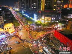 （新春走基层）福建上杭：花灯闪耀  民俗巡游共