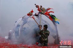 （新春见闻）“炸龙”“抢花炮”  广西瑶乡多民