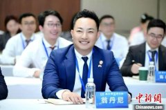英国侨胞翁丹尼跨界“摆渡”：货架上的中国货