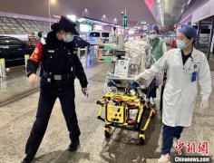 蛇年春节假期 沪蓉医护跨越1600公里打赢“生命保