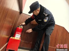 （新春走基层）春运一线的“父子兵”：守护万