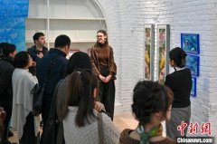 美国画家笔下“锦鲤”游弋东西方：探寻艺术协