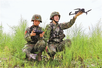 8月4日，“八女英雄女子民兵排”组织战场环境侦察训练。邓 昊摄
