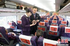 （新春走基层）铁轨上的双胞胎列车长共赴生日