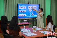 海外华裔大学生海南研习行：体验黎锦刻纸 探寻