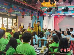 华裔青少年在北京探寻京味文化