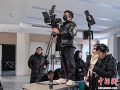 （新春走基层）浙江横店微短剧拍摄热度不减：