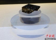 （新春走基层）游客新疆阜康陨石馆解锁新春新
